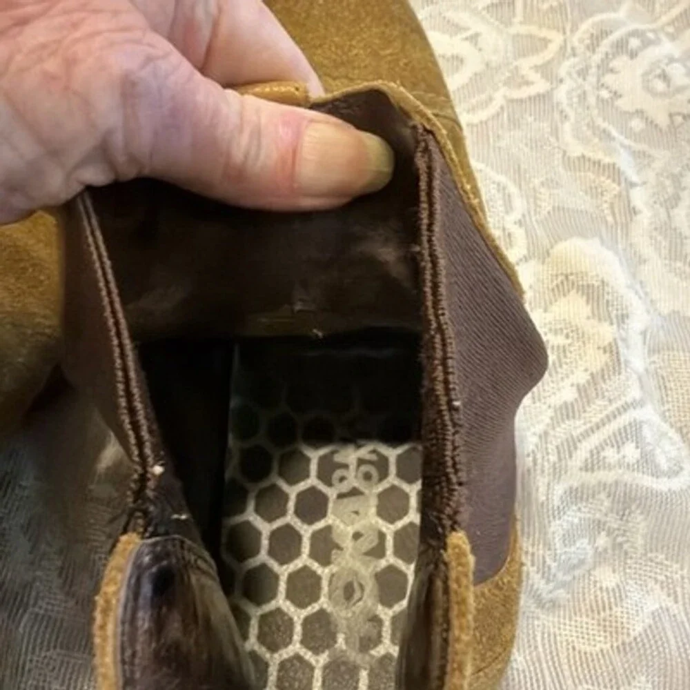 UGG Boots Chelsea Men’s 11 Well Worn. Pics Show Heel Wear. Great Work Boots